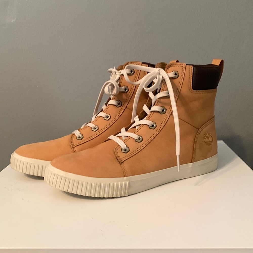 Timberland Skyla Bay 6” boots. Size 9